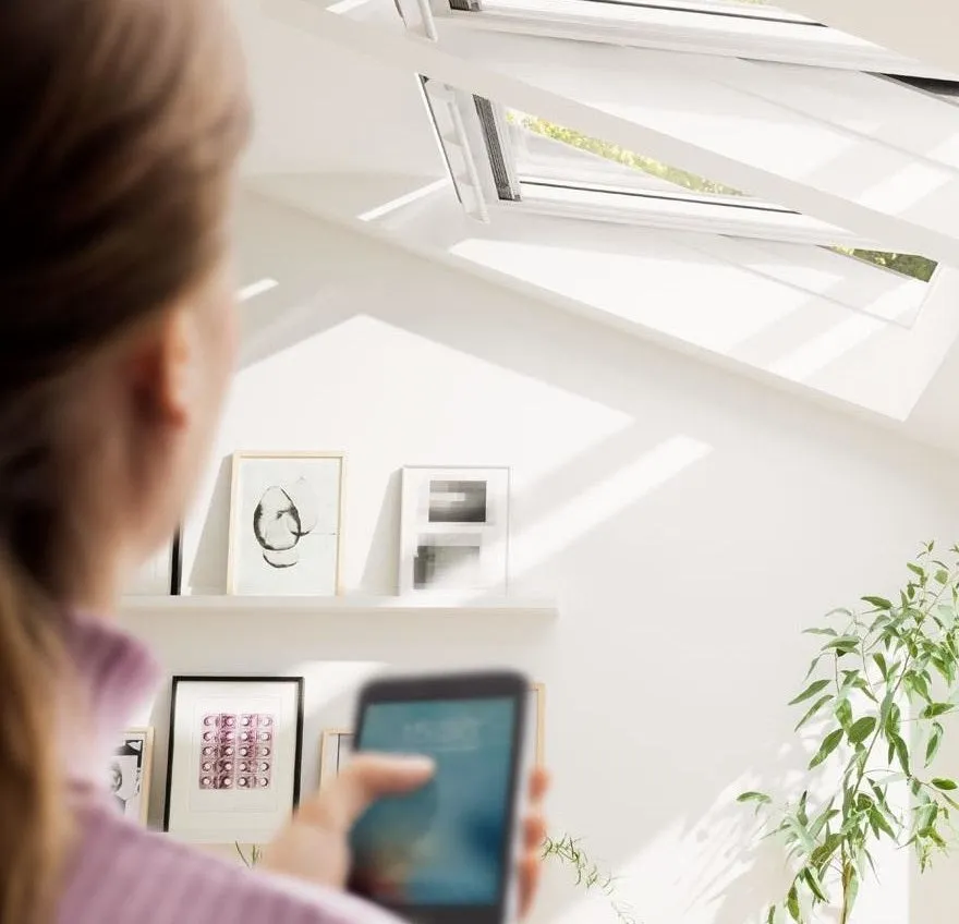 VELUX GGL PK06 206830 Triple Glazed White Painted INTEGRA® SOLAR Window (94 x 118 cm)